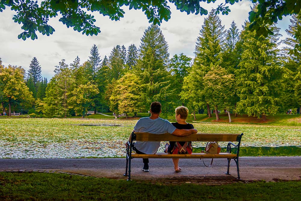 Man and woman sitting on a bench